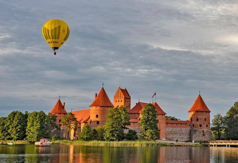 Keywords: hot air balloon, castle